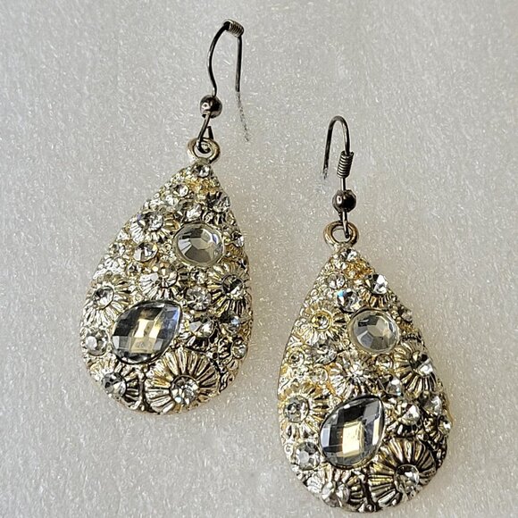 Silver Tone Oval Earrings with embedded Glittering Clear Fashion Crystal Stones - Picture 2 of 10